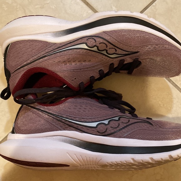 saucony form fit 4 size 7 barely used (worn 3 times to run errands) - Picture 4 of 8